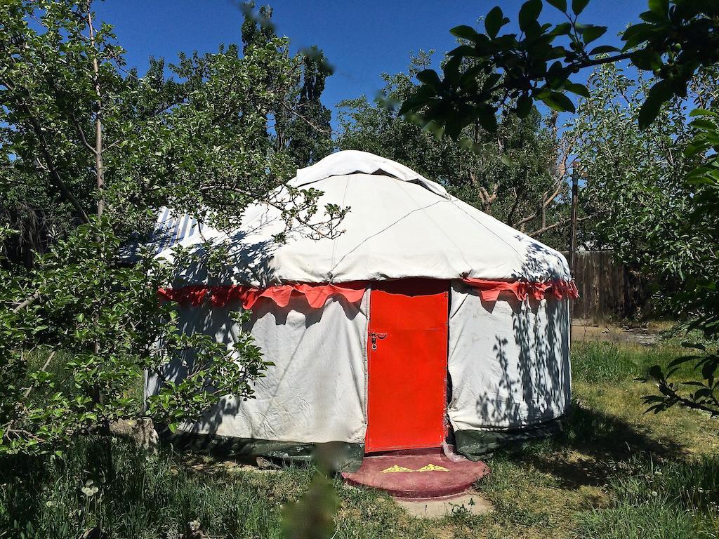 Arista Yurt Camp Hotel Karakol Phòng bức ảnh